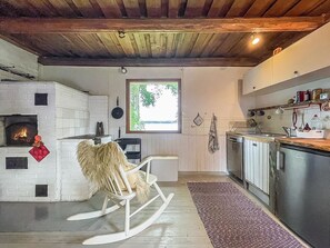 Refrigerador, microondas, lavavajillas y utensilios de cocina 