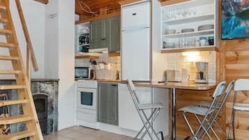 Fridge, microwave, dishwasher, cookware/dishes/utensils