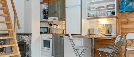 Refrigerador, microondas, lavavajillas, utensilios de cocina