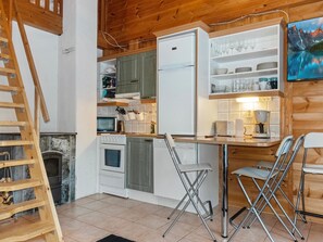 Kühlschrank, Mikrowelle, Geschirrspüler, Kochgeschirr/Geschirr/Besteck