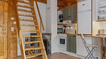 Kjøleskap, mikrobølgeovn, oppvaskmaskin og kjøkkenutstyr