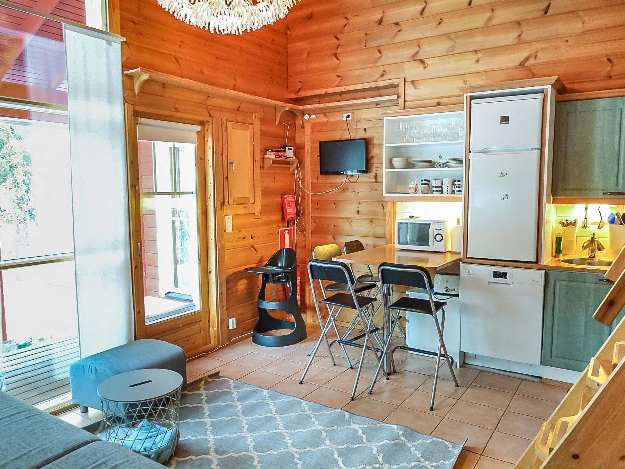 Kühlschrank, Mikrowelle, Geschirrspüler, Kochgeschirr/Geschirr/Besteck