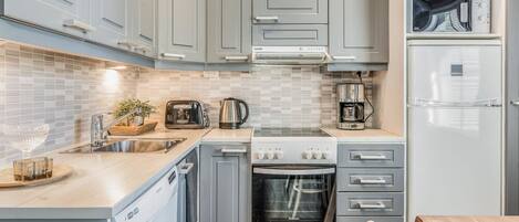 Fridge, microwave, dishwasher, cookware/dishes/utensils