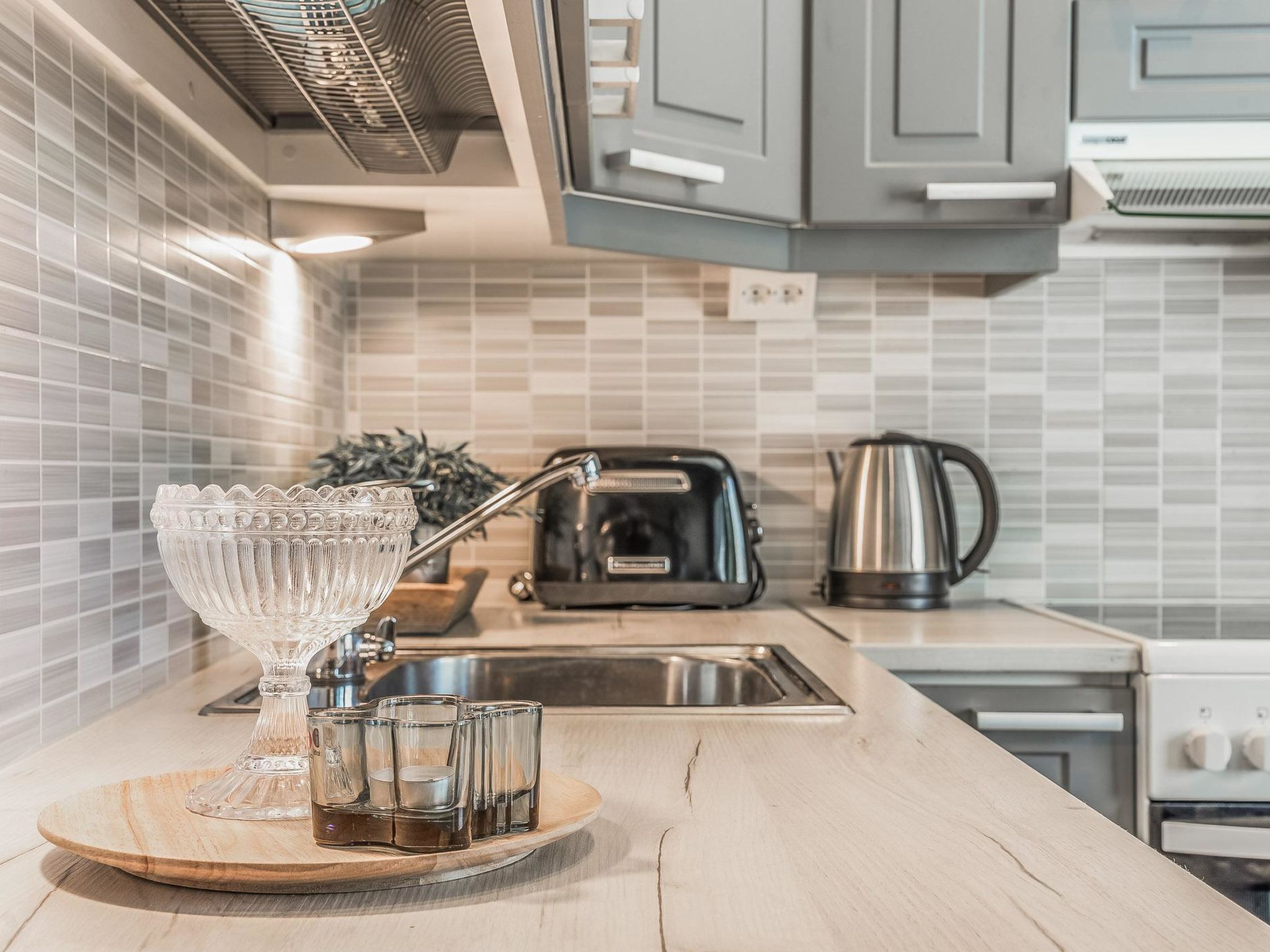 Kühlschrank, Mikrowelle, Geschirrspüler, Kochgeschirr/Geschirr/Besteck