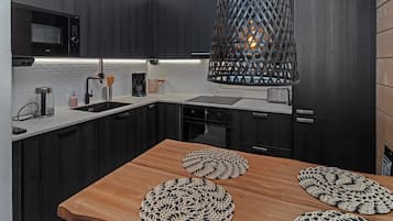 Jääkaappi, mikroaaltouuni, astianpesukone