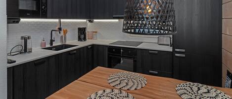 Fridge, microwave, dishwasher, cookware/dishes/utensils