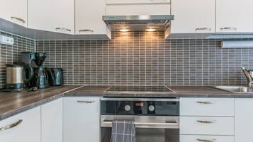 Frigorifero, microonde, lavastoviglie, pentole/stoviglie/utensili