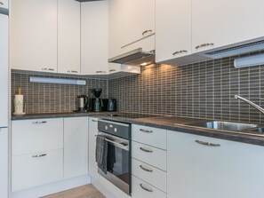 Fridge, microwave, dishwasher, cookware/dishes/utensils