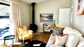 Smart TV, fireplace, stereo