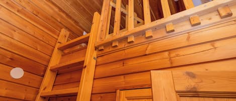 Een houten interieur met een trap naar een vide.