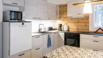 Refrigerador, microondas, lavavajillas, utensilios de cocina