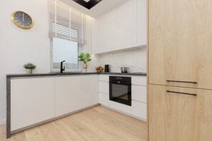 Apartamento, 1 quarto, sacada | Cozinha privada | Lava-louças, chaleira elétrica, talheres/pratos/utensílios de cozinha