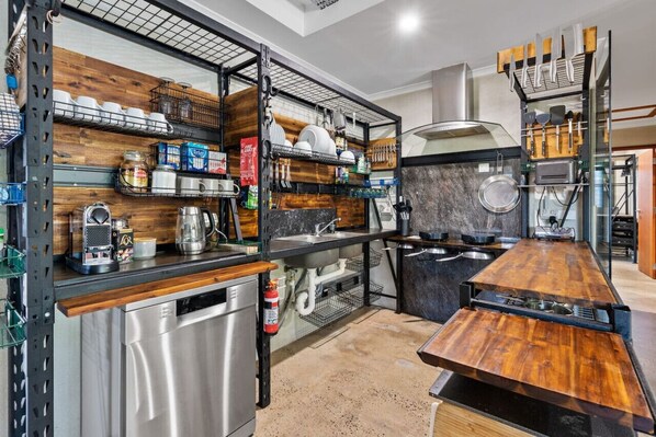 Frigorífic, microones, forn i placa de cuina 