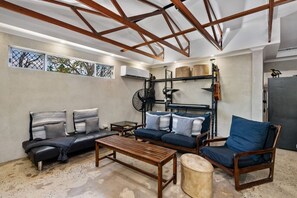 TV connectée, espaces bureaux, écrans d'ordinateur