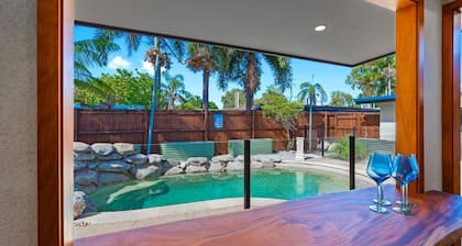 Holloways Beach Haven 4BR - Pool, 300mtrs to beach