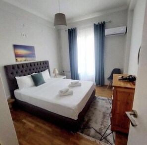 1 habitación, tabla de planchar con plancha y cuna de viaje 