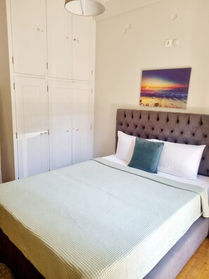 1 habitación, tabla de planchar con plancha y cuna de viaje 