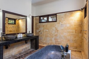 Dusche, Haartrockner, Bidet, Handtücher