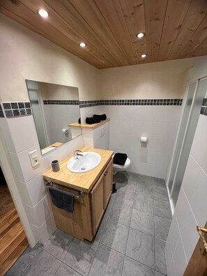 Douche, sĂšche-cheveux, serviettes fournies, savon