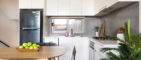 Refrigerador, microondas, horno, placa de cocina