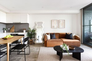 Een smart-tv en een computerscherm