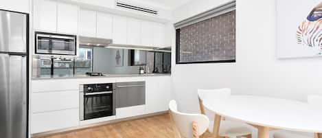 Réfrigérateur, four à micro-ondes, un four, surface de cuisson