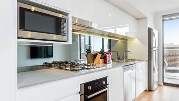 Refrigerador, microondas, horno y parrilla de estufa