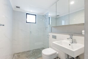 Een douche, handdoeken