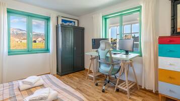 2 bedrooms, iron/ironing board, WiFi, bed sheets