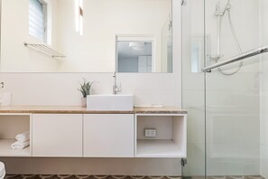 Dusche, Haartrockner, Handtücher
