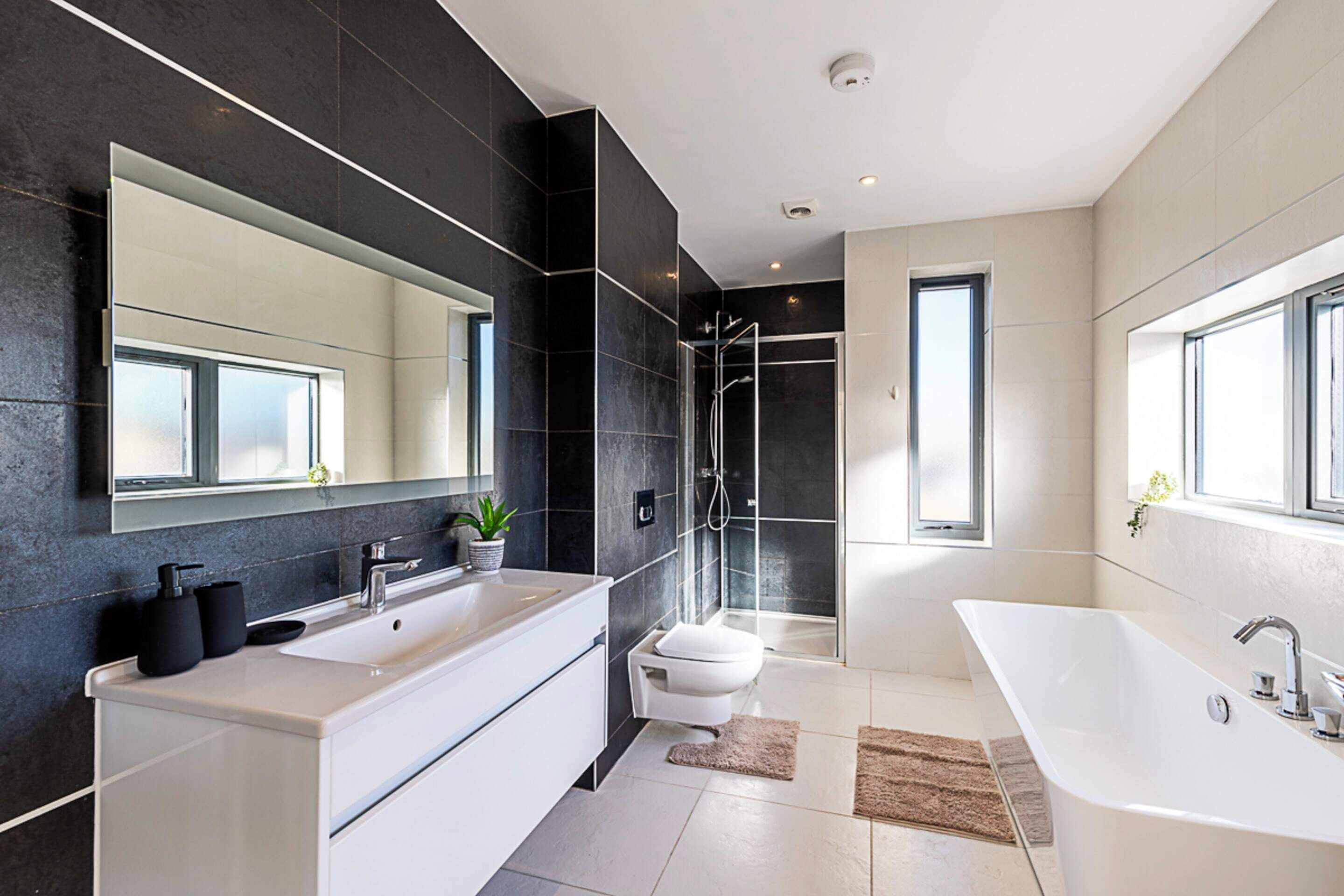 Basic Apartment | Bathroom | Shower, hair dryer, towels, soap