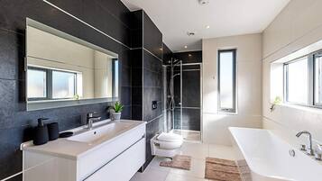 Basic Apartment | Bathroom | Shower, hair dryer, towels, soap