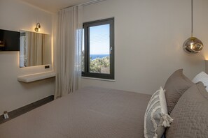 2 bedrooms, soundproofing, iron/ironing board, travel cot - White Pearl Villa  (Tinos Town)