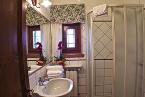 Ducha, secador de pelo y bidé