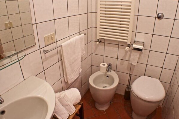 Baignoire Ă jets, sĂšche-cheveux, bidet