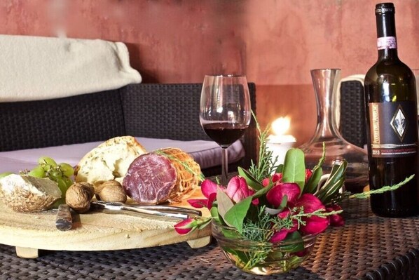 Food and drink - Anselm's farm LUIGI 7+2 (Toscana)