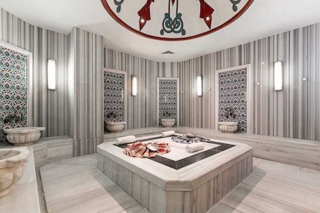 Un sauna, baño turco, aguas termales/minerales