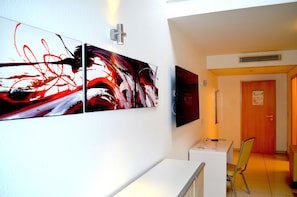 Escrivaninha, quartos à prova de som, Wi-Fi de cortesia