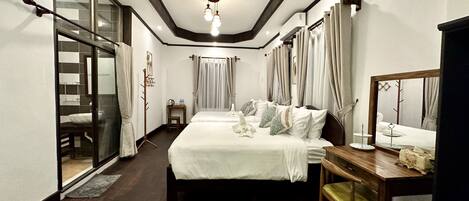 Family Quadruple Room | Langsir/tirai gelap terus, seterika/papan seterika, Wi-fi percuma