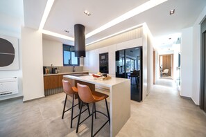 Frigorifero, microonde, forno, piano cottura