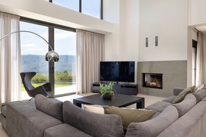 Smart TV, fireplace, table football, ping pong - Sea Views, Heated Pool, Near Beaches & Chania Town (Chania)