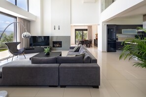 Smart TV, fireplace, table football, ping pong - Sea Views, Heated Pool, Near Beaches & Chania Town (Chania)