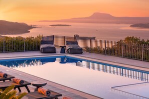A heated pool - Sea Views, Heated Pool, Near Beaches & Chania Town (Chania)