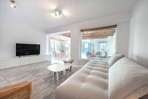 Smart TV, chimenea, estéreo