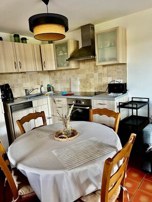 Kühlschrank, Mikrowelle, Ofen, Geschirrspüler