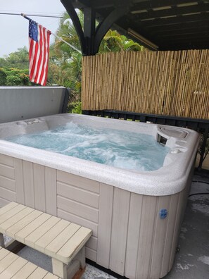 Outdoor spa tub - Upscale studio-sea view-prvt entry & prvt entry- opt A/C (Papaikou)