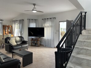 Smart-TV, Tischfußball, Tischtennisplatte, Bücher