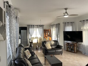 Smart-TV, Tischfußball, Tischtennisplatte, Bücher