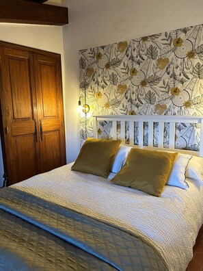2 bedrooms, travel cot, free WiFi