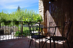 Outdoor dining - Gîte Lavande (Niozelles)